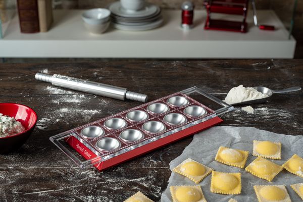 Marcato Ravioli Tablet w/Rolling Pin - Red