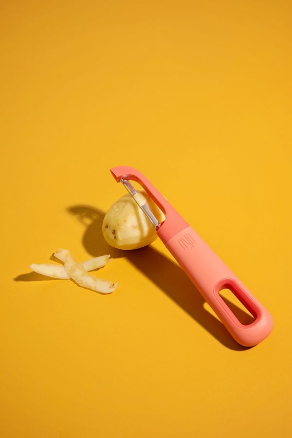 eKu Upcycle Swivel Peeler - Salmon